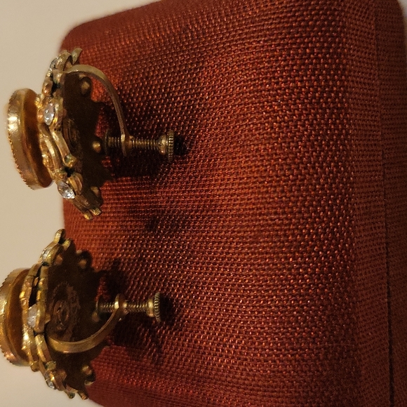 Cameo Stunning Vintage Screwback Earrings - Picture 3 of 4